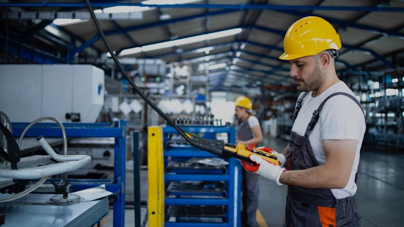 Operario revisando un equipo en planta de producción